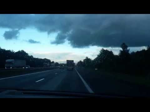 Wetterbeobachtung bei der Fahrt in der Richtung A1 Hengelo in Holland