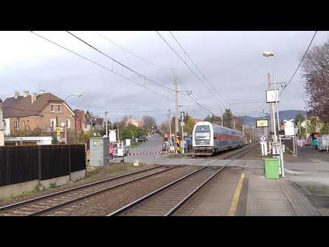 Os 6916 směr Praha 471 043 elektrická lokomotiva 183 714 Taurus a motorový vůz pracovní s pozdravem