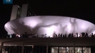 Manifestantes ficam a um passo de entrar no Congresso Nacional