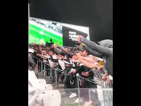 Torcida do Corinthians intimidando a torcida do galo