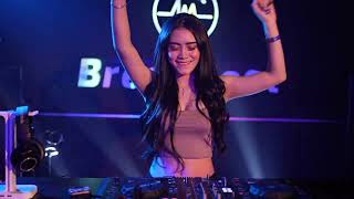 Download lagu DJ Gaun Merah BreakBeat Remix Full Bass With DJ Mitha Angel mp3