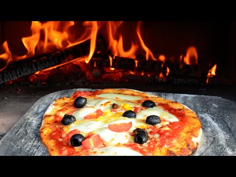 Pizza aus dem Holzbackofen