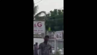 ¡Increíble! Policía dispara contra un hombre por grabarlo durante una detención