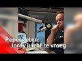 Presentator Jordy Graat probeert een pepertje uit. Als dat maar goed gaat...