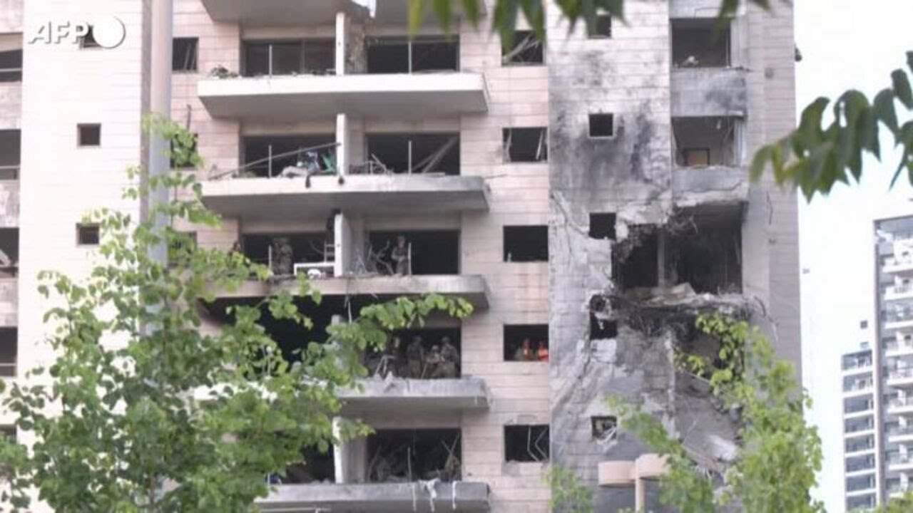 Pioggia di missili su Israele, le squadre di soccorso a Petah Tikvah