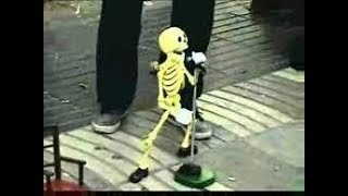 Download lagu tengkorak nyanyi ga punya duit.. bokek.. hii... seremmm..  hahaha mp3