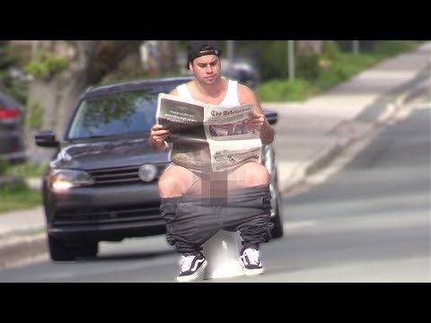 USING THE TOILET IN PUBLIC PRANK!