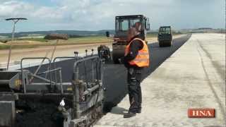 preview picture of video 'Flughafen Calden: Asphaltierungsarbeiten beginnen'