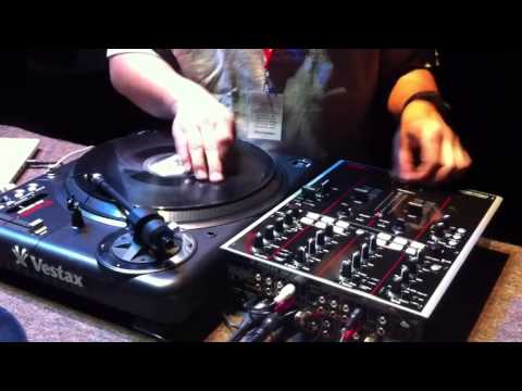 Beat4Battle 2014 skratch warmup at the Skratch Palace-DJ IQ of the Handroidz
