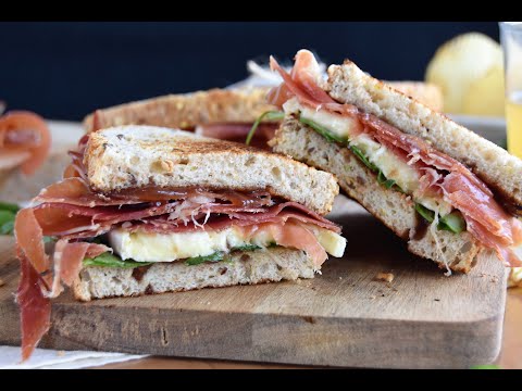 Sándwich de jamón serrano y queso brie