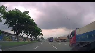 Re: [新聞] 快訊／北市嚴重車禍！自小客遭遊覽車撞翻