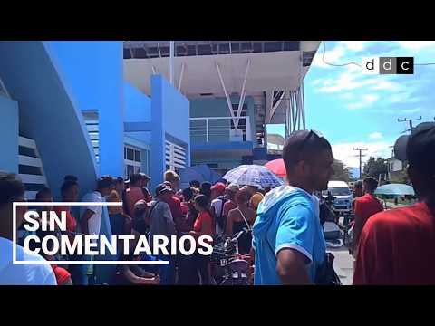 Entre aglomeraciones y coleros: la odisea de comprar una línea telefónica en Cuba
