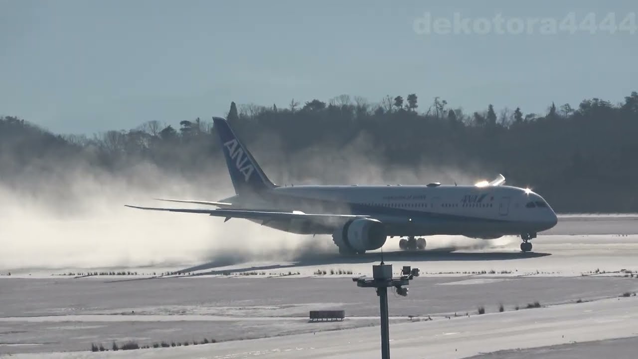 全日空 Boeing 787-9(JA830A)　雪模様の広島空港　Planes take off and land at Hiroshima Airport in snowy conditions