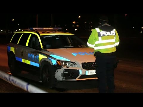 Två personer påkörda av polisbil - en död - Nyheterna (TV4)