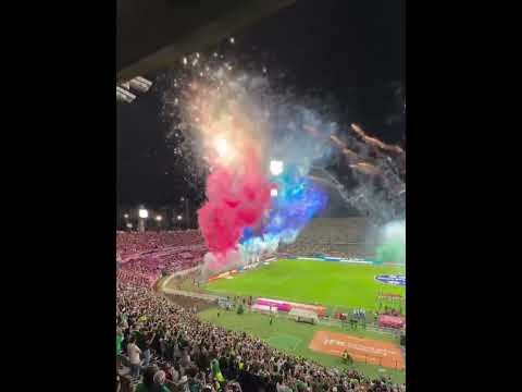 "Recibimiento de Los del Sur - Atlético Nacional durante el clásico paisa vs. Independiente Medellín" Barra: Los del Sur &bull; Club: Atlético Nacional &bull; País: Colombia