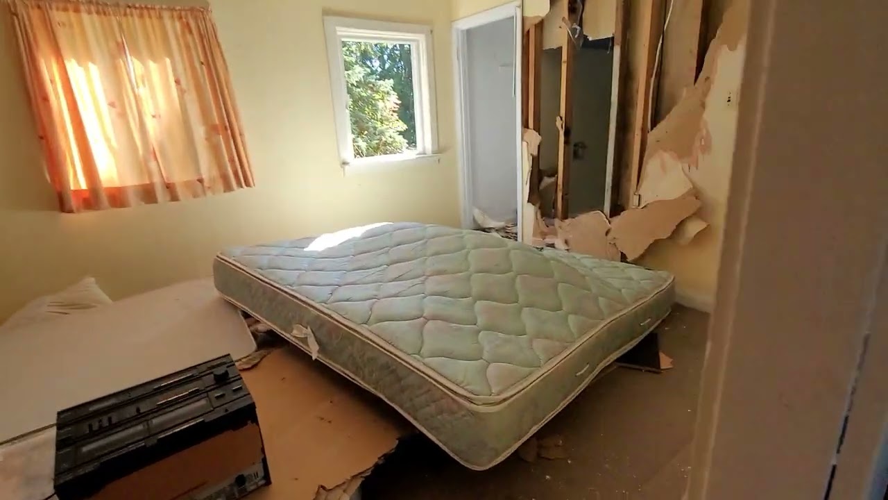 Exploring This Abandoned 3 In 1 Property, House, Small House And Boiler building!