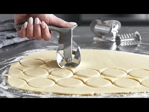 Rolling cookie cutter