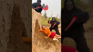 Download lagu 2 Ferocious Gorilla Monsters Attacked The Brave Girl Who Picked Up Eggs mp3