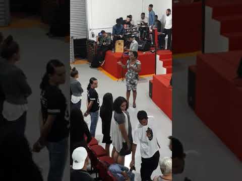 Brenda louvando na vigília em Mogi das Cruzes