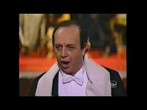 LEO NUCCI -  Ruggero Leoncavallo - Opera:  "I Pagliacci" :  "Si puo?...Si puo?...Signore! Signori!