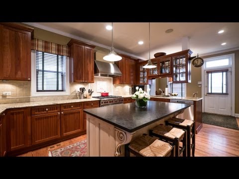 An extra-wide Bucktown home close to Holstein Park An extra-wide Bucktown home close to Holstein Park
