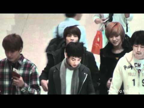 [fancam] 101121 SHINee jonghyun discovers fancam @ Incheon Airport