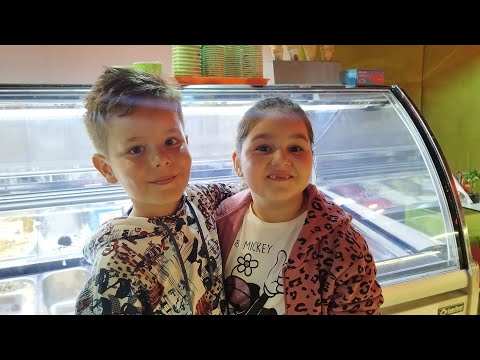 Cu noi și familia draga din HUNEDOARA la cofetăria Libelula și Angi va Răspunde de ce a fost trista