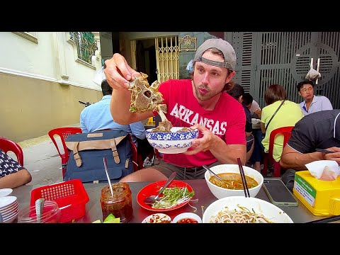 Teaching a foreigner how to eat like a local Vietnamese | Bún Bò Xí Quách