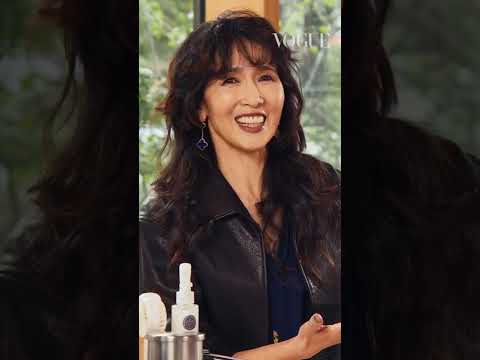 工藤静香、バッグのアレンジ術。| VOGUE JAPAN #Shorts #In The Bag #バッグの中身