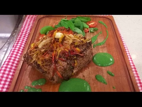 Bife de chorizo con mayonesa verde y vegetales salteados