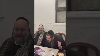מרגש : הבעל מנגן ר' הערשי וויינבערגער בגאמען לכבודו של הרבי הצינור השפע מקרעטשניף כפר עטה
