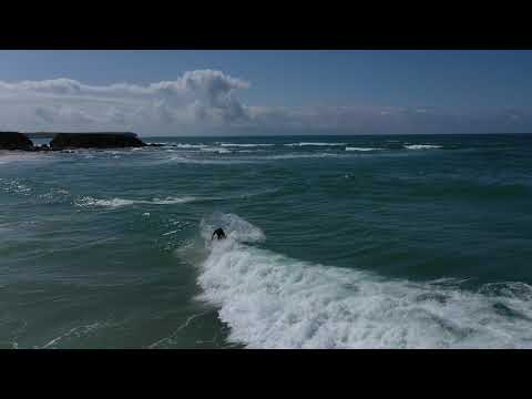 Drónaupptökur af ofgnótt á Freshwater West