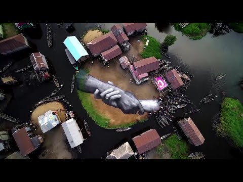 かつてのアフリカの奴隷拠点に描かれた巨大な手 (Giant hands painted at former African slave hub)