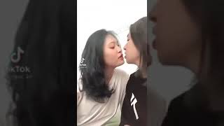 Download lagu ketika cewe sama cewe ciuman mp3