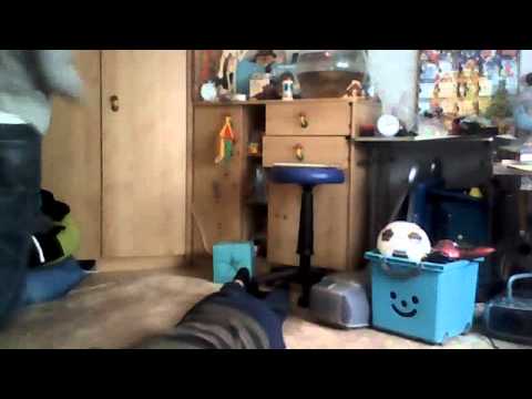 Lol ich knall ggn ne dumme schrank Tür :P und mein kumpel läuft auf mir rum