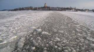 preview picture of video 'Icy ferry trip to Suomenlinna'