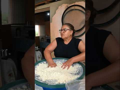 Olhando Dona Marlene fazer Massa de Mandioca no Sítio Pitombeira em Itapetim Pernambuco