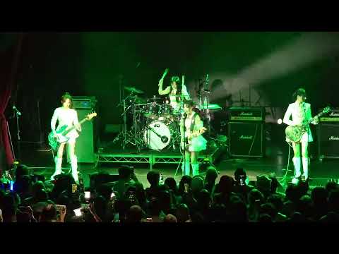 QWER (최애의 아이들) - Free-Dumb - Rockation Tour - Los Angeles 2025 4K
