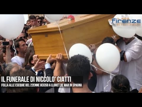 Il funerale di Niccolò Ciatti. Folla a Scandicci per l'ultimo saluto al giovane 22enne