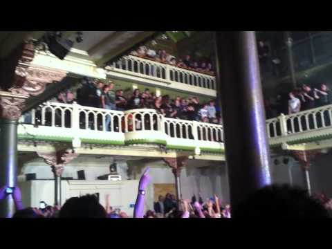 Joel 'Keeffe op het balkon tijdens Girls In Black