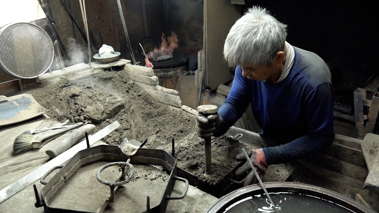 The process of making an organic strong kettle. Korea's oldest Bangjja Yugi craftsman
