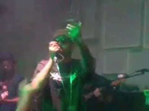 EMICIDA - Levanta e Anda, Ao Vivo no Da Leoni.