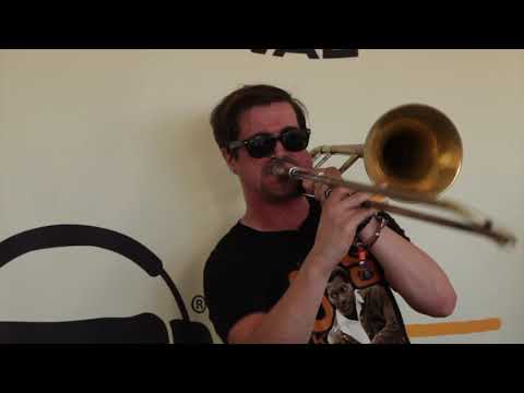 Ikebe Shakedown performs "No Answer" in bed | #Bedstock 2018