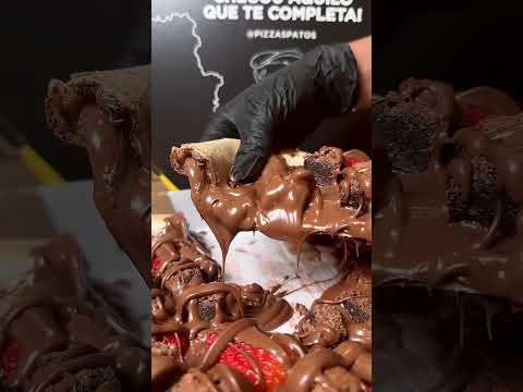 Pizza de Brownie com Morango 🍕💛 #patospizzas