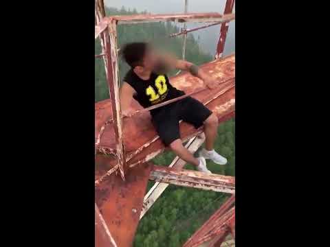 Руфер из Якутска взобрался на Табагинскую вышку и несколько раз подтянулся Руфер из Якутска взобрался на Табагинскую вышку и несколько раз подтянулся