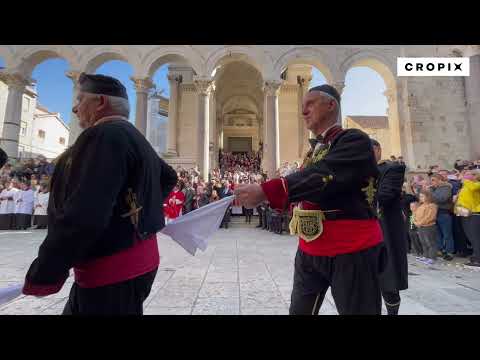 Na Peristilu je točno u podne zaplesalo kolo sv. Tripuna
