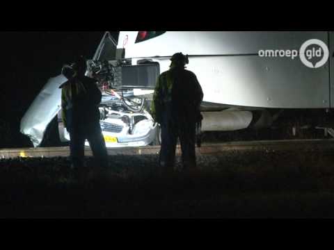 Auto voor trein bij Varsseveld: 1 dode en 2 gewonden