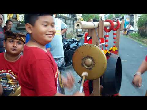 Barong ngelawang depan warung artis bali liak ngakak 2018