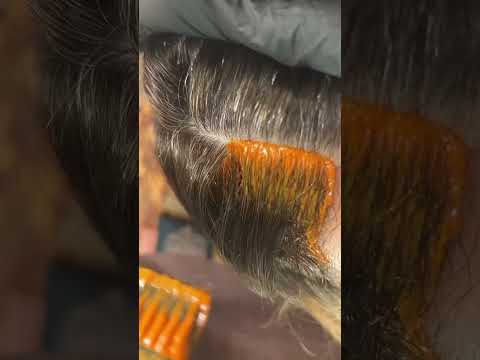 Tinta que pinta e altera apenas a cor dos cabelos brancos.