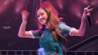 BlackPink Rose dab during Lisa' rap at As if it your last